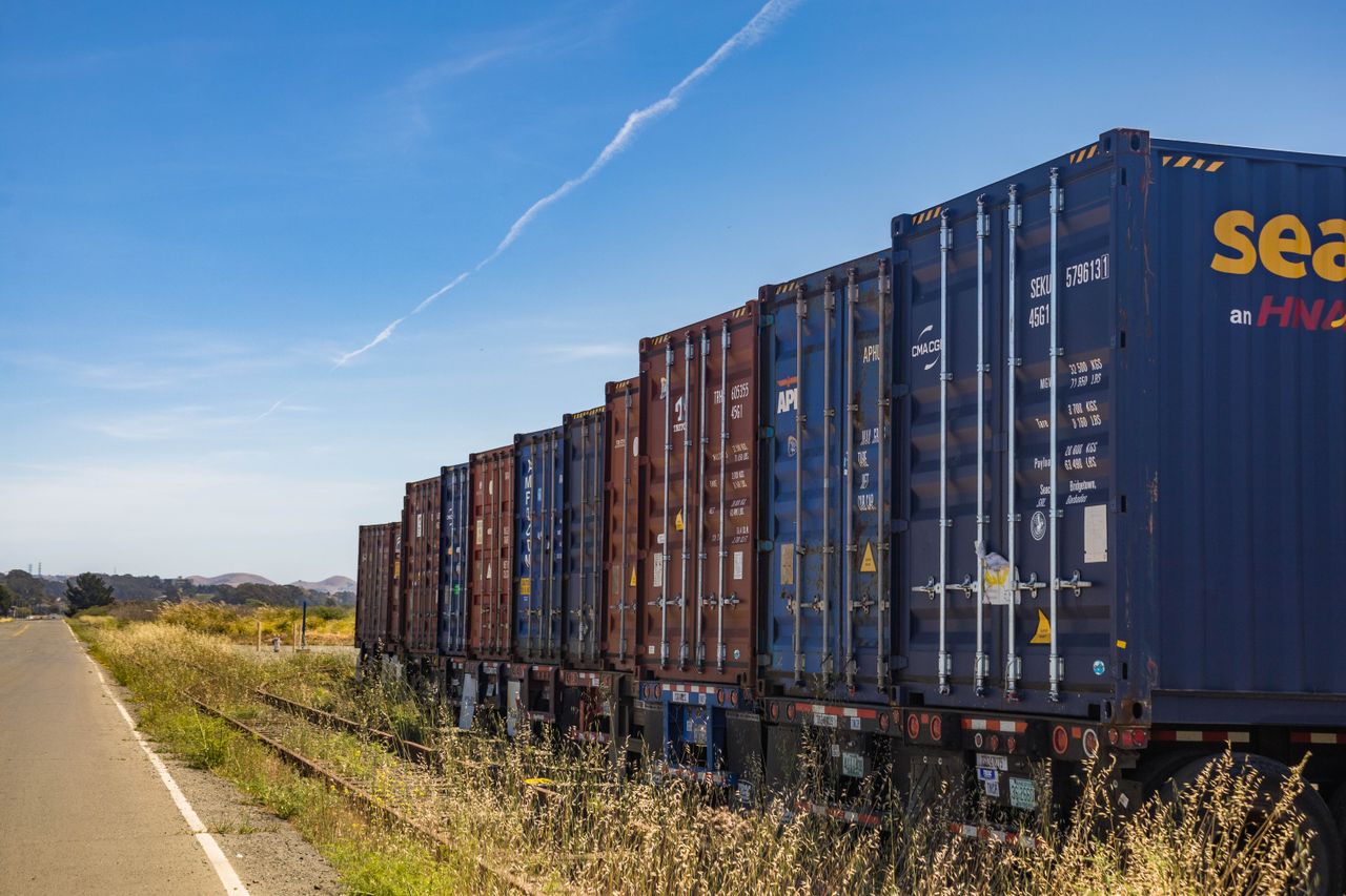 Long-Haul Truck Too Expensive? FTL vs PTL vs Intermodal Rail