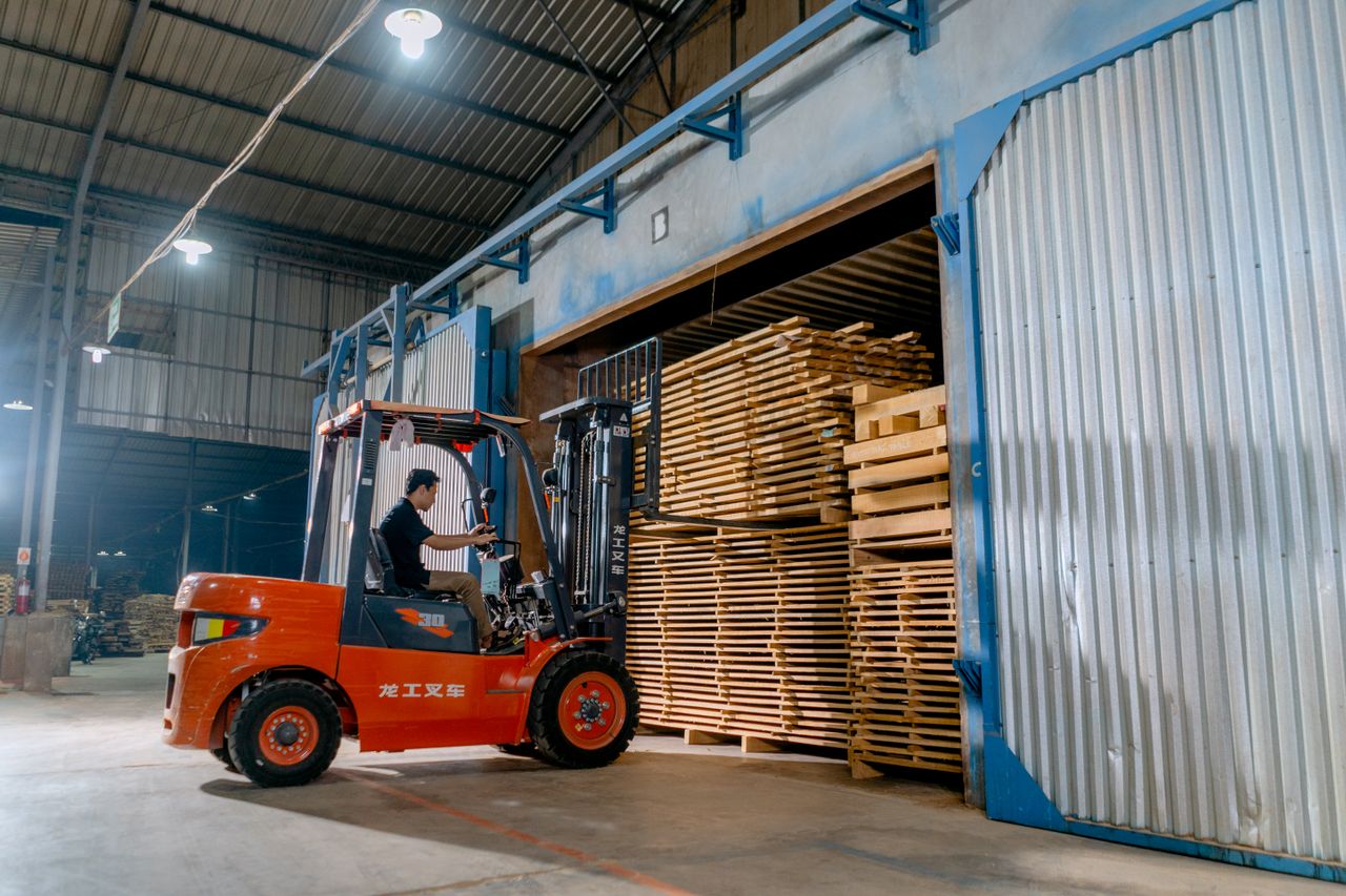 How Many Pounds for LTL? A Freight Weight Guide